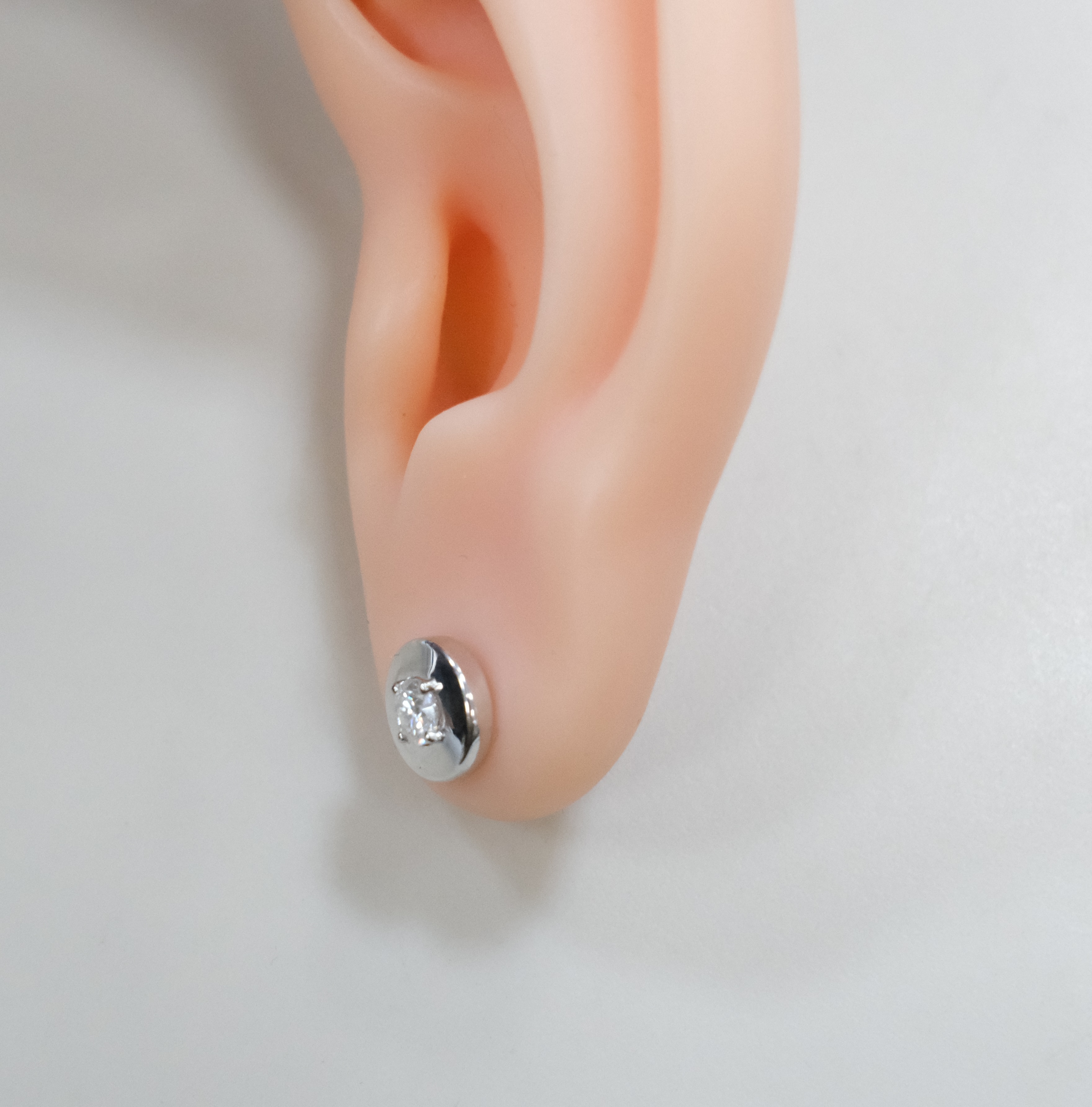 Серебряные серьги-пусеты с муассанитами